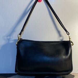 Coach Elegant Black Leather Shoulder Bag